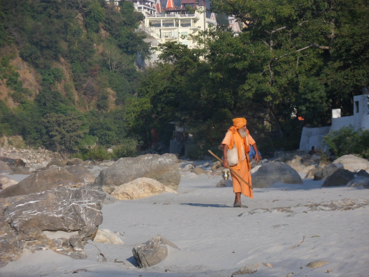 Baba at the riverbanks in Ram Jhula SAM 8661