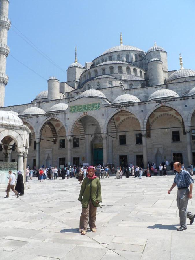 Kathrin veiled in Front of Blue Mosque SAM 6432